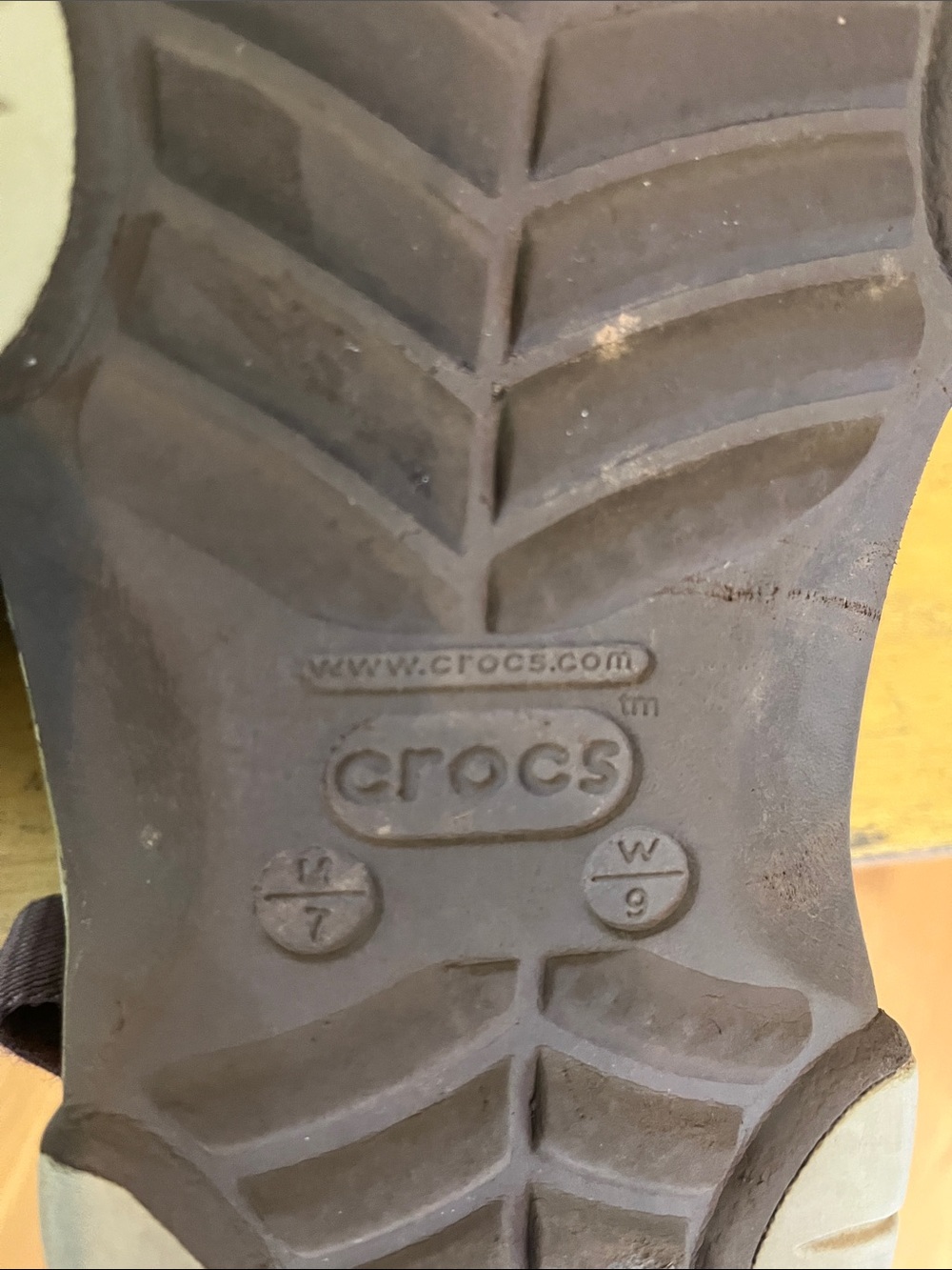 Men’s CROCs in Green Camo with Black Velcro Tabs for Adjustable Strap - Picture 5 of 8